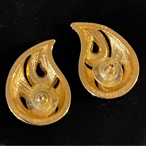✨Chic Vintage Signed Avon Teadrop Stud Earrings in Black/White - Picture 2 of 2